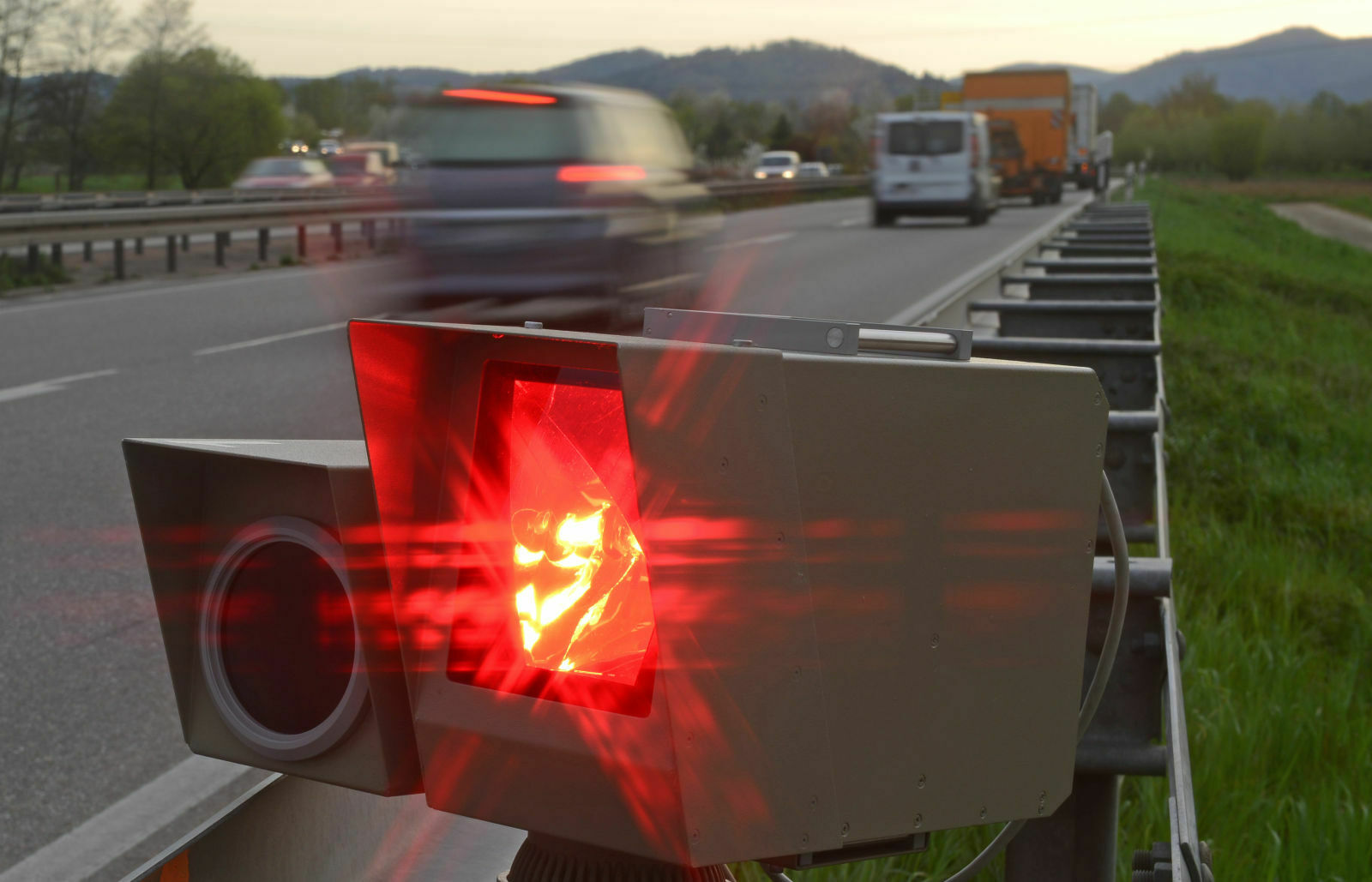 Autofahrer die mit deutlich überhöhtem Tempo in der Schweiz geblitzt werden, müssen mit einer Gefängnisstrafe rechnen
