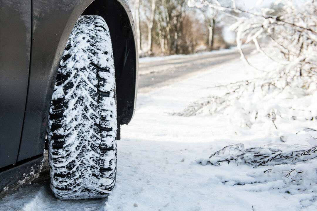 Autofahrer, die bei winterlichen Bedingungen ohne entsprechende Bereifung unterwegs sind, müssen in Österreich bis zu 5.000 Euro Strafe zahlen