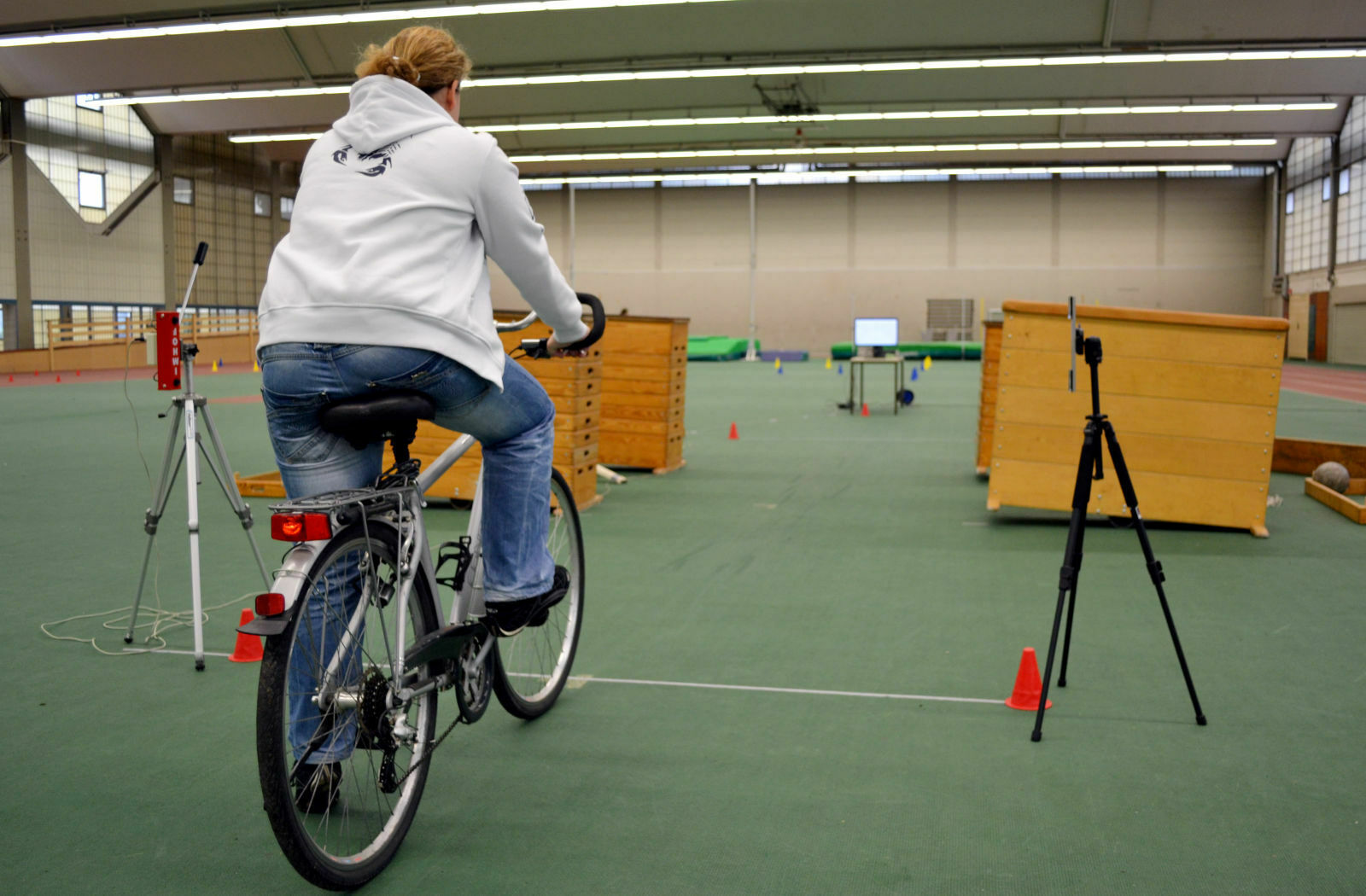 Eine (noch) nüchterne Versuchsteilnehmerin bereitet sich auf ihre Testfahrt vor