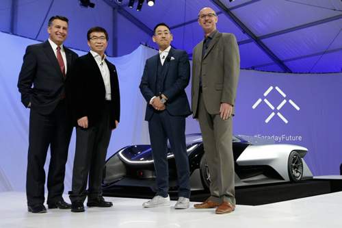 Produktentwickler Nick Sampson, Designer Richard Kim, Mitbegründer Ding Lei und der Gouverneur von Nevada, Brian Sandoval