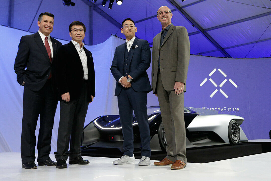 Produktentwickler Nick Sampson, Designer Richard Kim, Mitbegründer Ding Lei und der Gouverneur von Nevada, Brian Sandoval