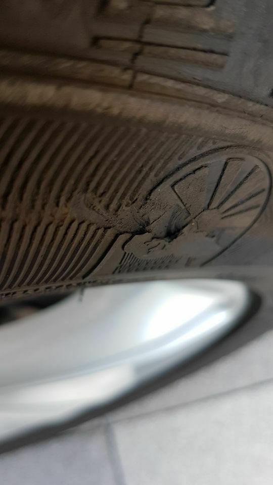 Mit 30km/h kurz Bordstein geschliffen (Foto)