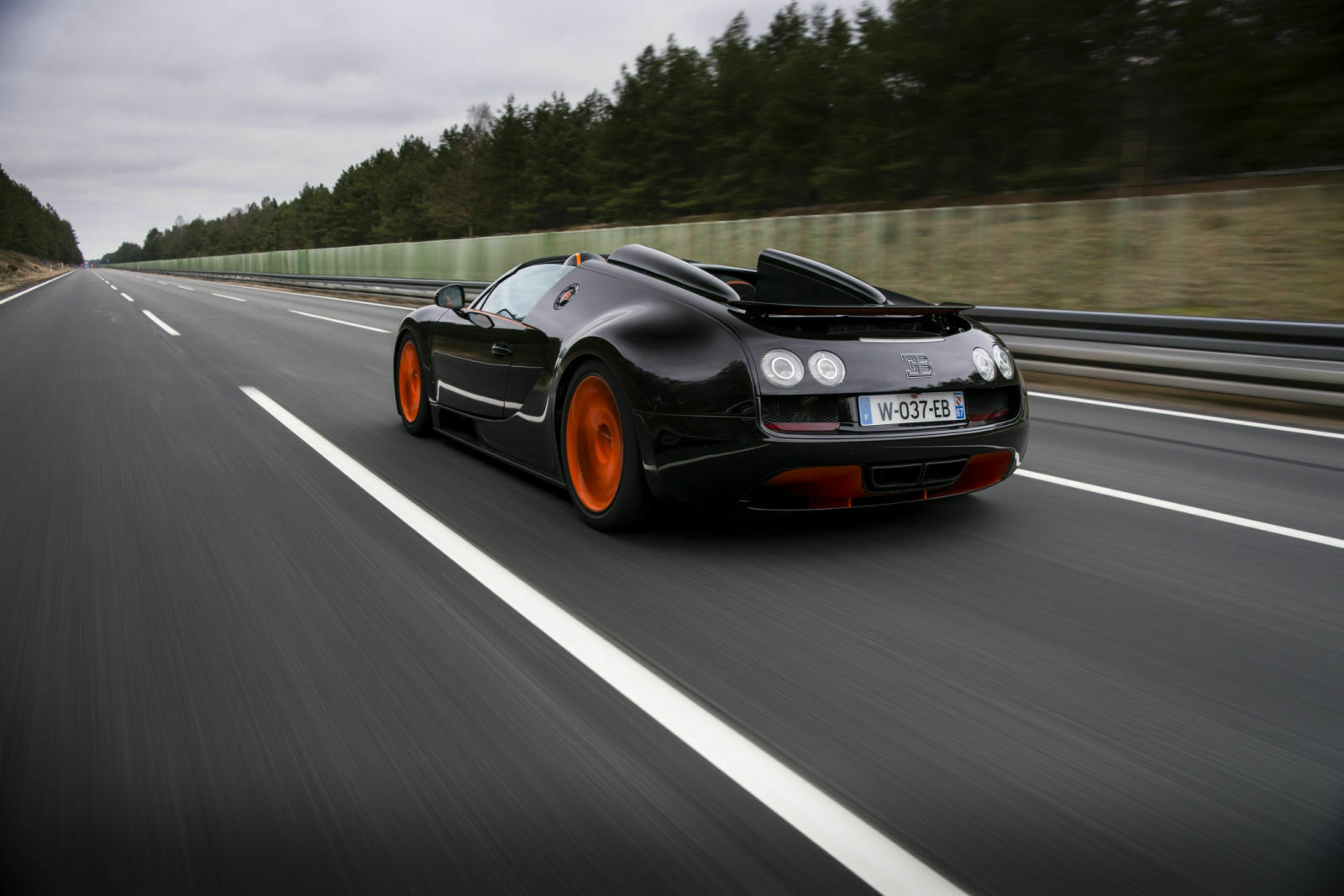 Der TÜV bestätigte: Der offene Veyron schafft eine Geschwindigkeit von 408,8 km/h