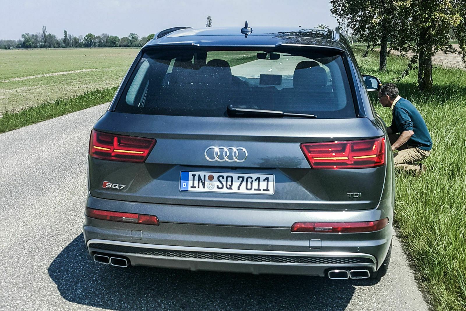 Der SQ7 steht, die Blinker wischen nach außen. Nichts geht mehr