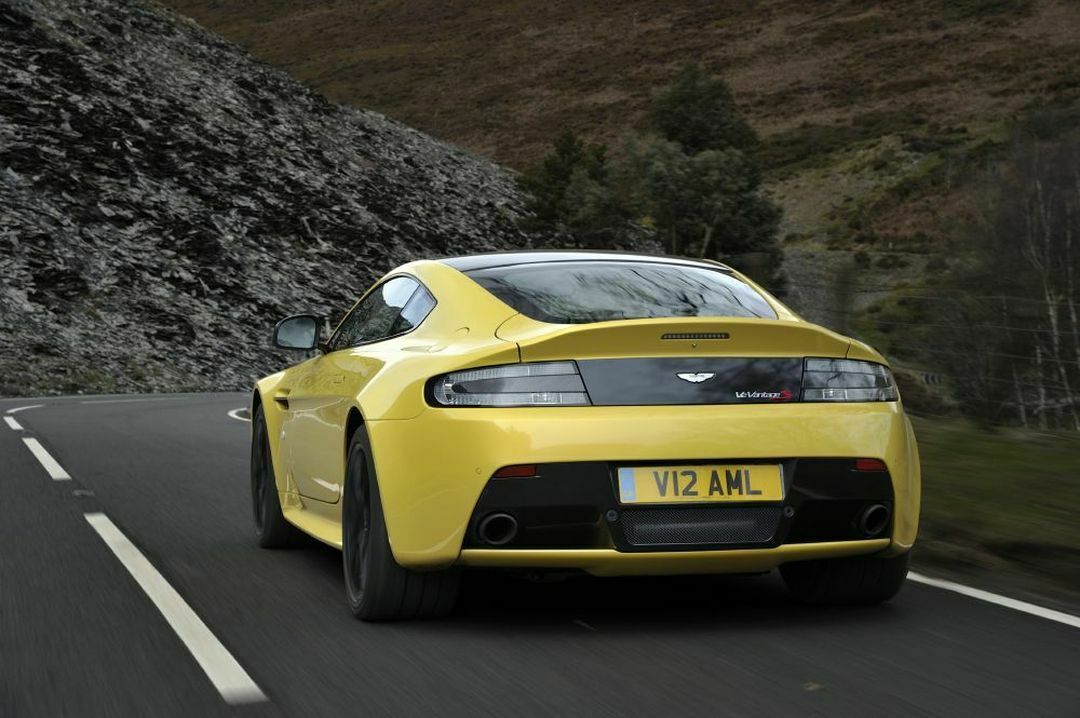 Der V12 Vantage S hat eine Höchstgeschwindigkeit von 330 km/h