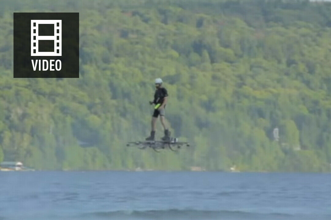 Catalin Alexandru Duru auf seinem selbstgebastelten Hoverboard