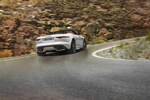 Von außen erkennt man den Allrad-F-Type an einer dezent retuschierten Motorhaube sowie der entsprechenden Ergänzung im Typenschild