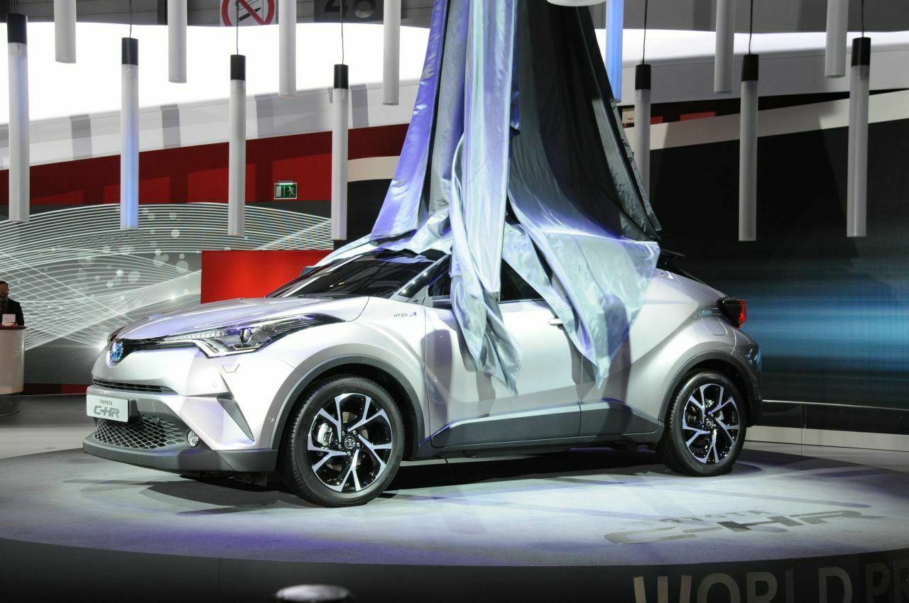 Hier fällt das Tuch: Toyotas C-HR soll den Markt für Mini-SUVs aufmischen, gerät mit 4,35 Meter Länge aber gar nicht so winzig