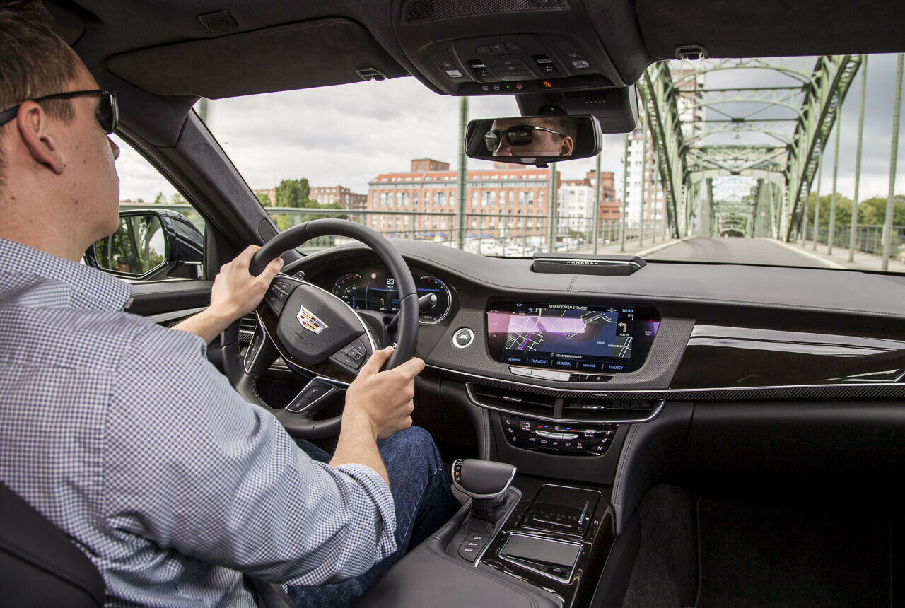 MOTOR-TALK Redakteur Constantin Bergander am Steuer des Cadillac CT6