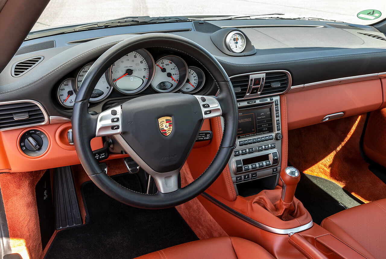 Das Interieur wurde in Generation 997 gefälliger und wertiger. Typisch Porsche 911: Fünf Rundinstrumente