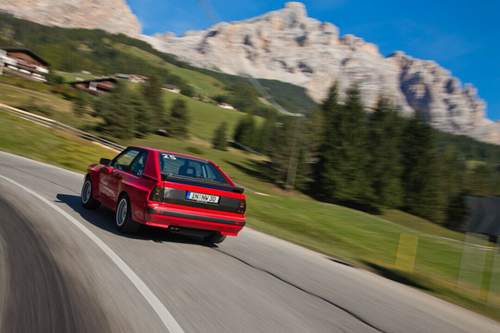 Zwei unauffällige Endrohre machen traumhaften Sound. Die Backen des Sport Quattro sind zu breit für die Rückleuchten