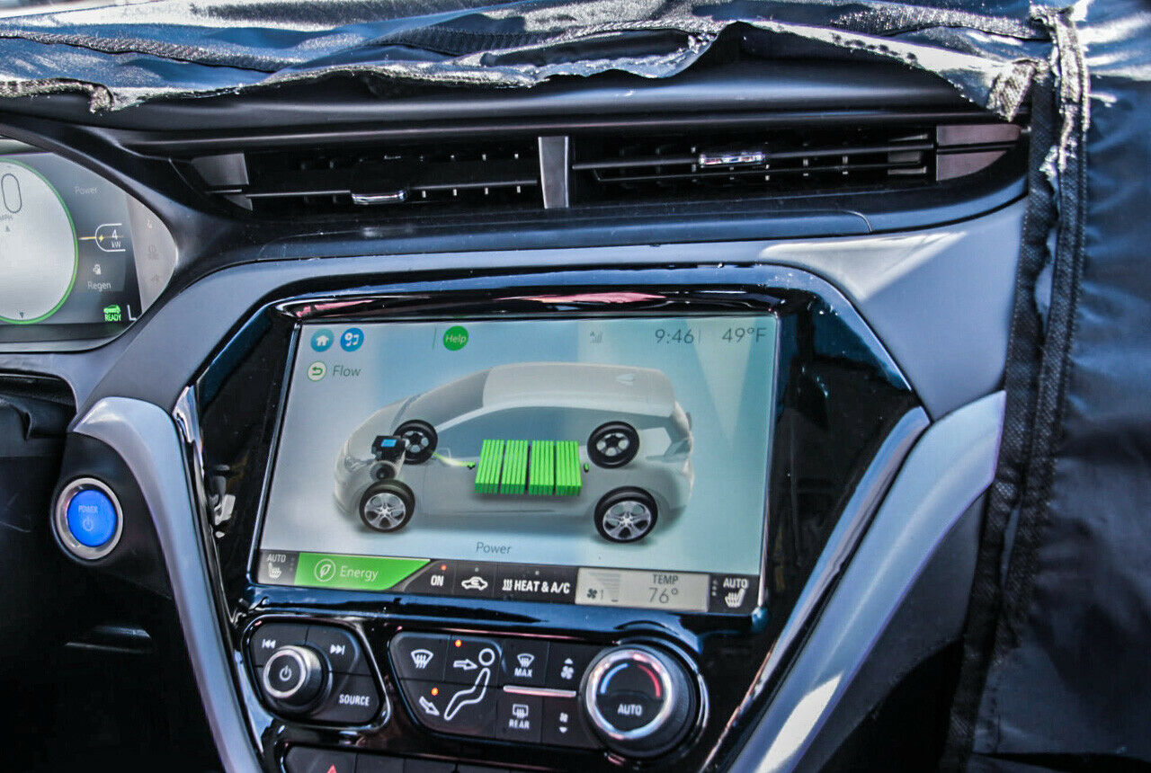 Das Mitteldisplay zeigt zum Beispiel den Energiefluss an