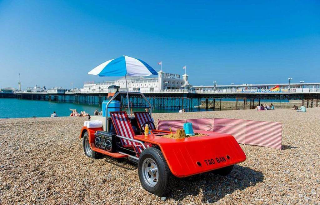 Zwei Sonnenliegen, ein Schirm und jede Menge Entspannung - der Buggy ist das perfekte Mobil für einen Strand-Hopping-Urlaub
