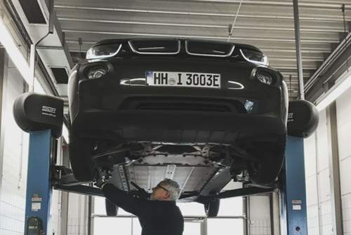 Unterbodenkontrolle: Die Batterie darf nicht beschädigt sein