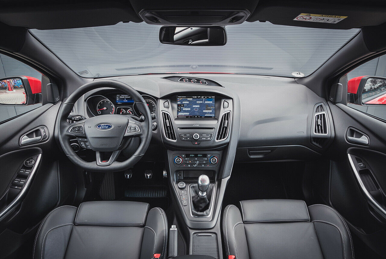 Das wohl größte Armaturenbrett der Klasse: Das Cockpit ist klobig und grob, aber ergonomisch