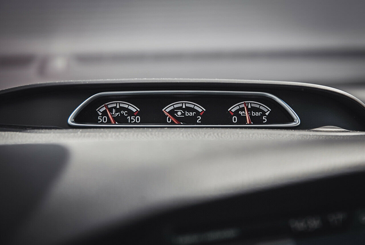 Zusatzinstrumente auf dem Armaturenbrett des Ford Focus ST