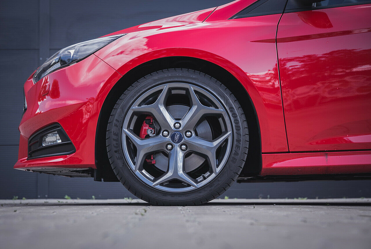Serienmäßig bremst der Focus ST mit 320er-Scheiben vorn. Optional gibt es diese 335er Scheiben