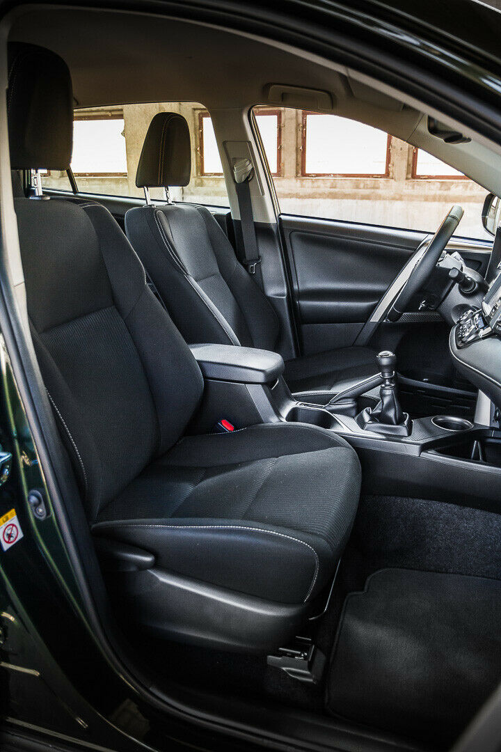 Die Sitze des RAV4 bieten viel Seitenhalt