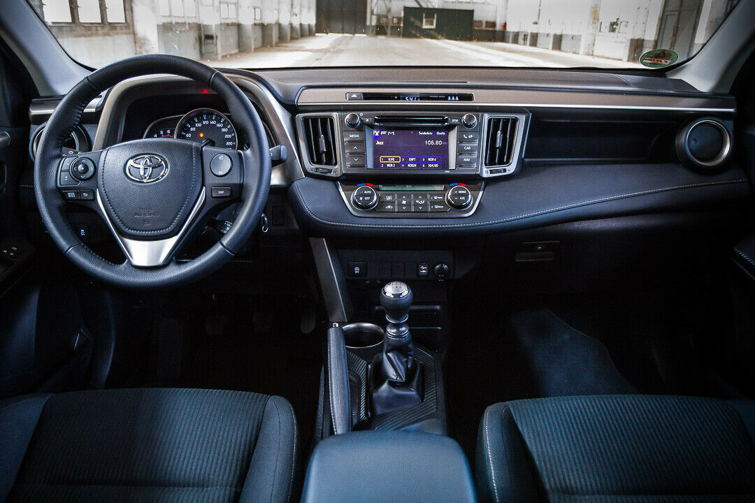Der Innenraum des Toyotas ist übersichtlich und es gibt viele Ablagen