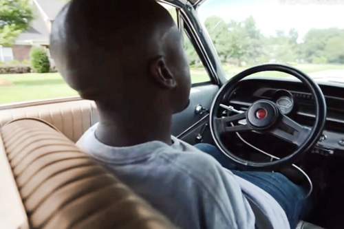 Richie Parker am Steuer seines 1964er Chevy Impala SS
