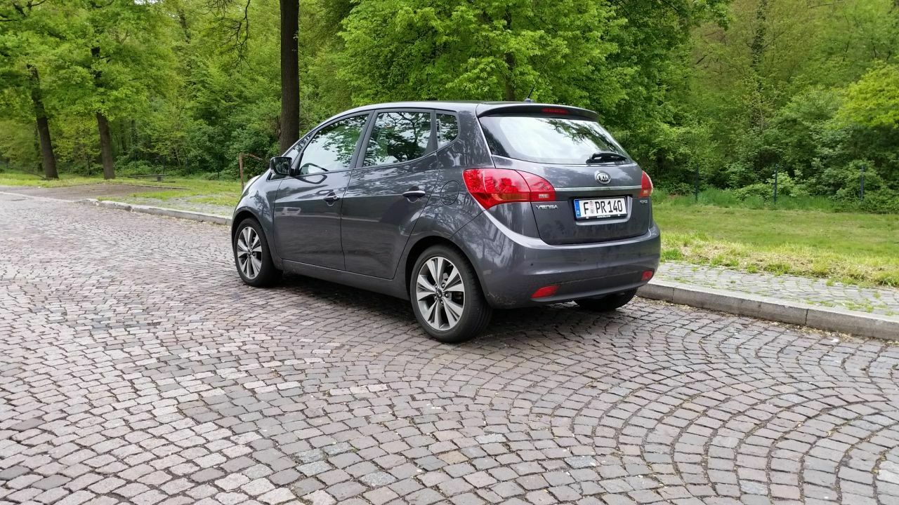 Kia Venga auf einem Autobahnparkplatz in Deutschland