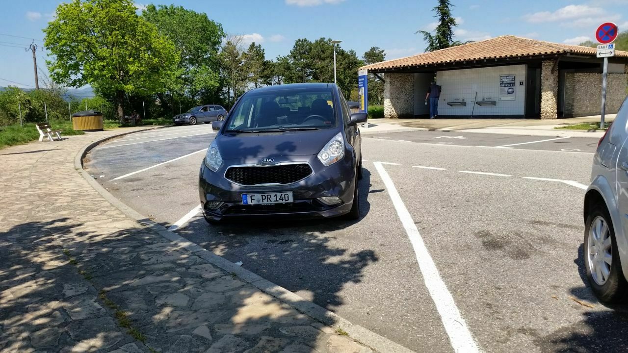 Der Kia Venga auf einem Autobahnrastplatz in Frankreich