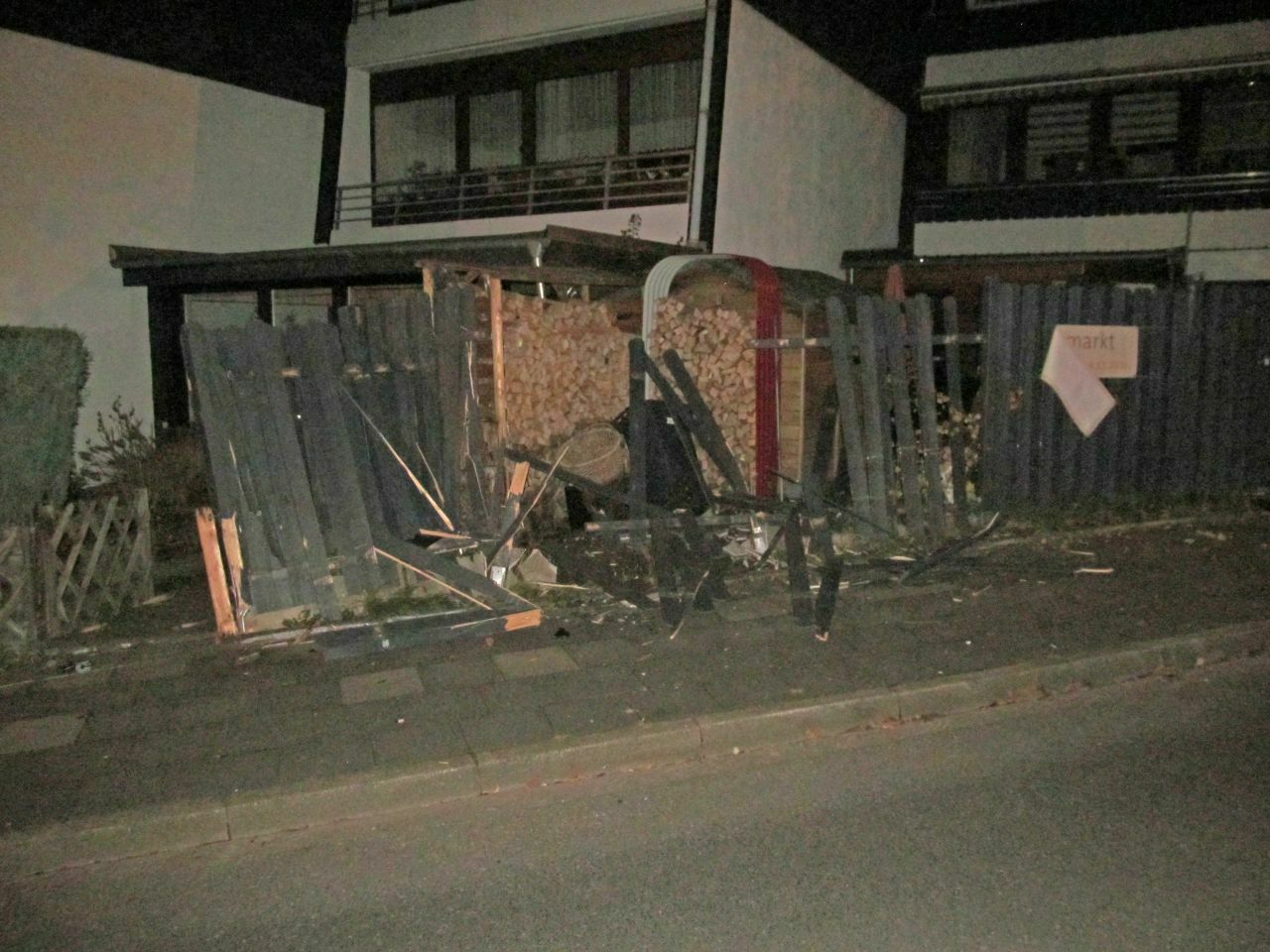 Der vom schleudernden Unfallwagen zerstörte Zaun