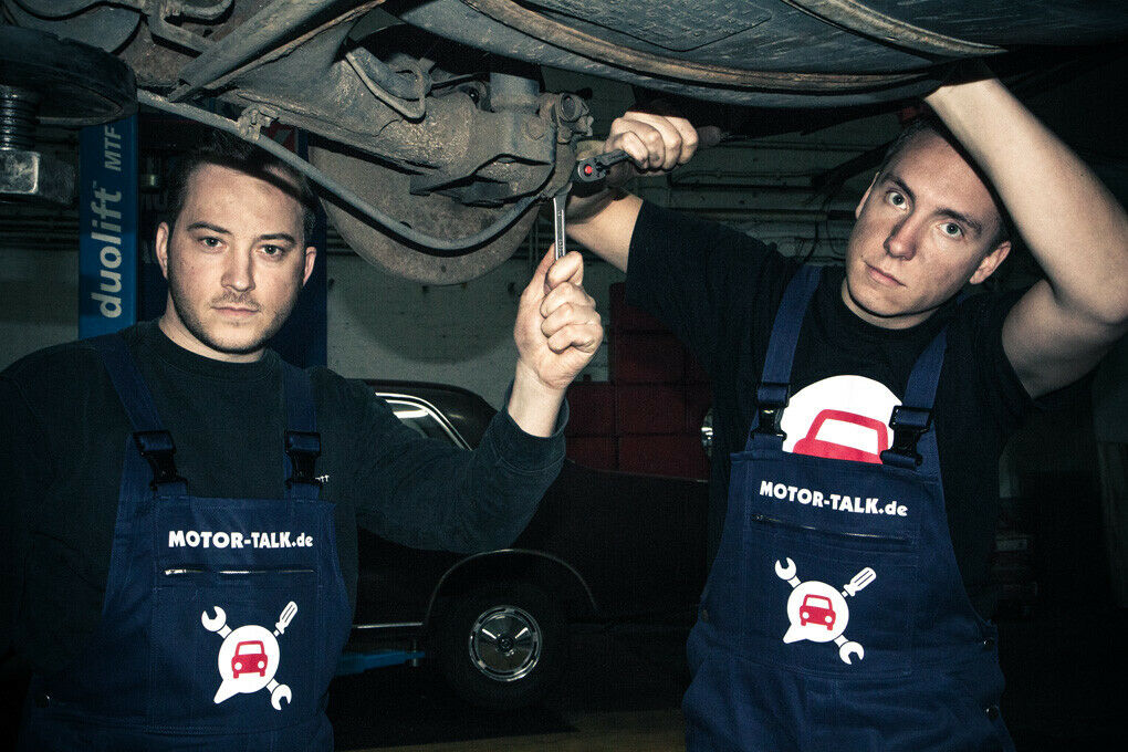 MOTOR-TALK-Schrauber Philipp Monse und Constantin Bergander bei der Arbeit: Der Bremssattelhalter muss erneuert werden.