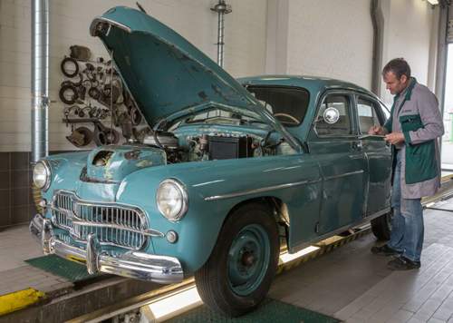 2.500 Arbeitsstunden hat Marek zusammen mit 16 Helfern in das Auto investiert