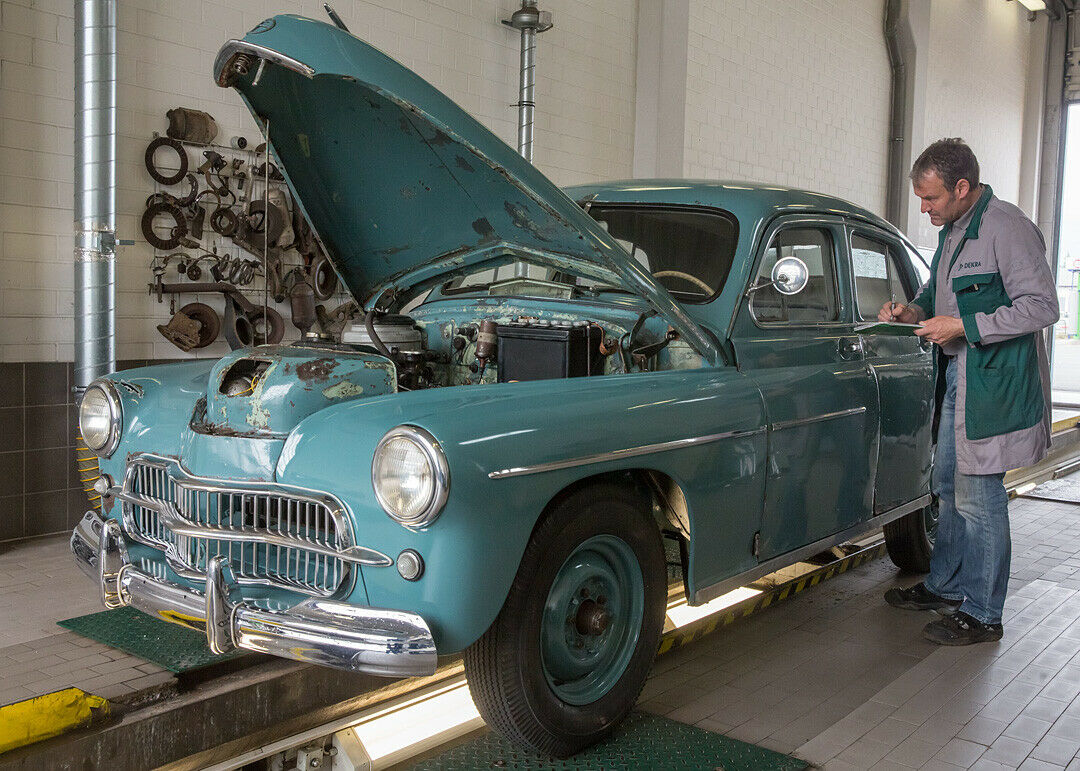 2.500 Arbeitsstunden hat Marek zusammen mit 16 Helfern in das Auto investiert