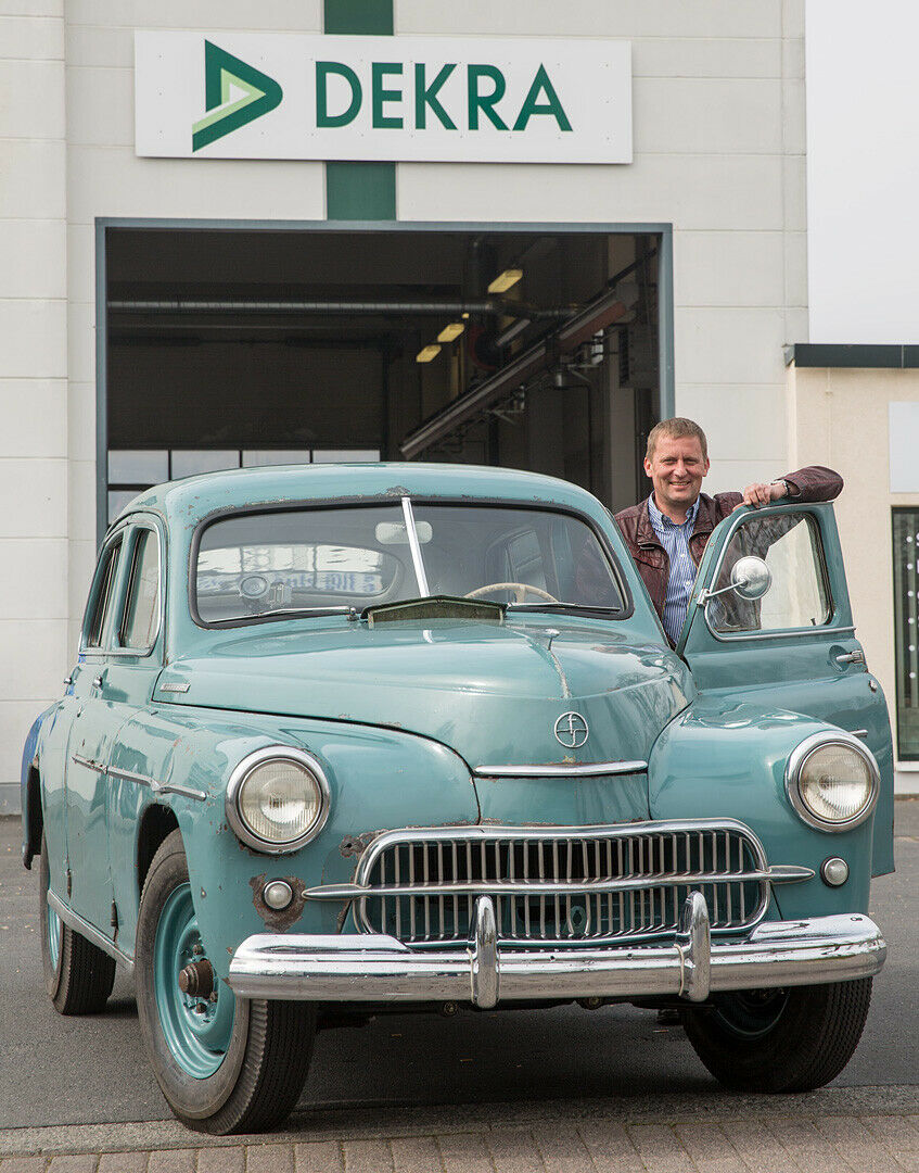 Marek Schramm mit seinem "Papa-Mobil"