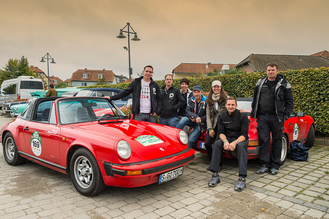 Das ganze Team: Constantin und Micha im Targa, Christina und Richy im Speedster. Daneben Astrid Böttinger, Kuno Werner und Thomas Haas von Porsche