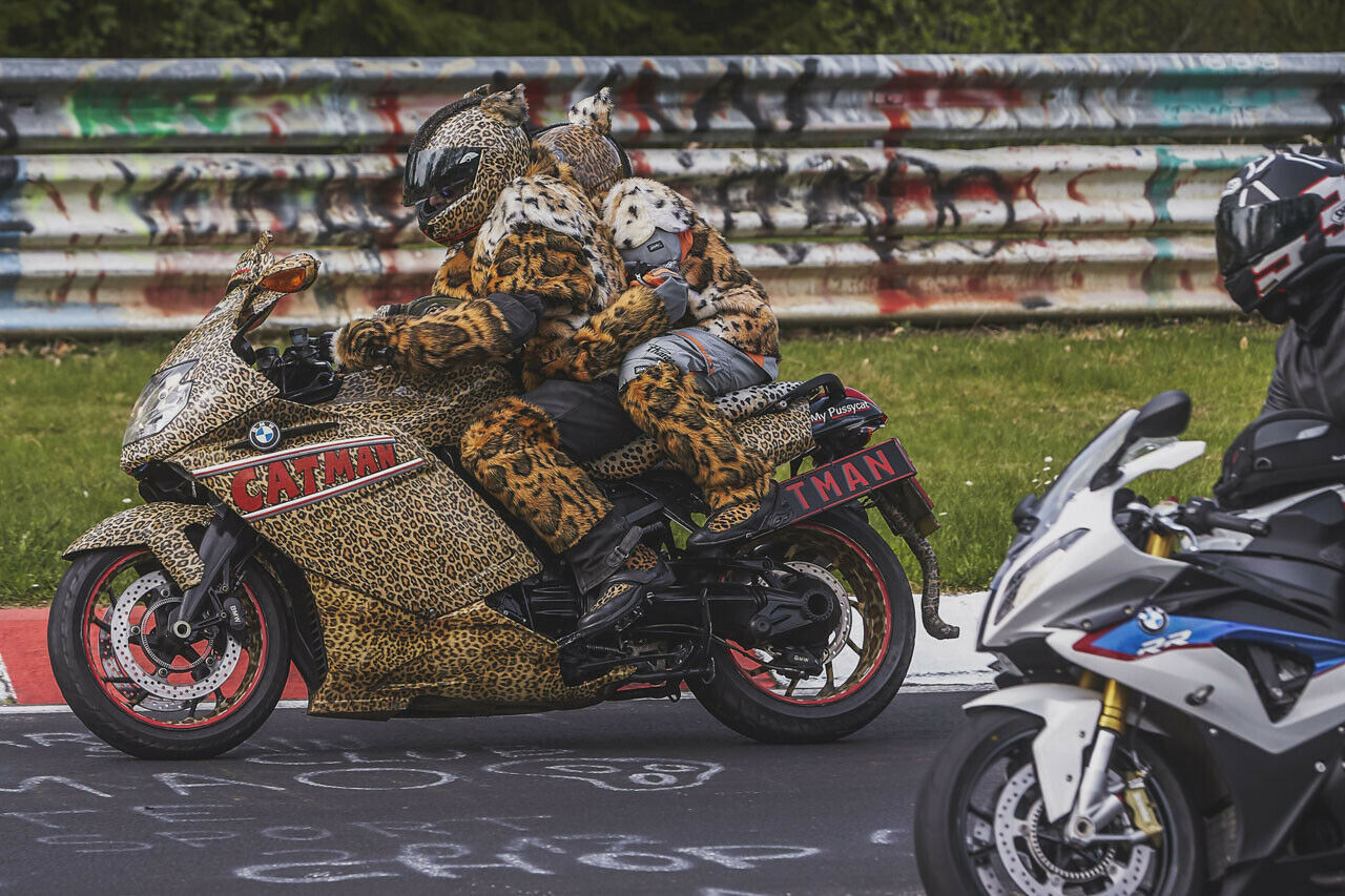 Nicht alle fahren Autos, nicht alle nehmen ihren Nürburgring-Ausflug bierernst. Mit langsamen Fahrzeugen hat niemand ein Problem - solange sie Platz lassen