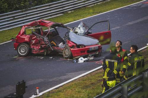 Die Nürburgring Nordschleife verzeiht kaum Fehler. Beim Touristenfahren schadet etwas Zurückhaltung an manchen Stellen garantiert nicht