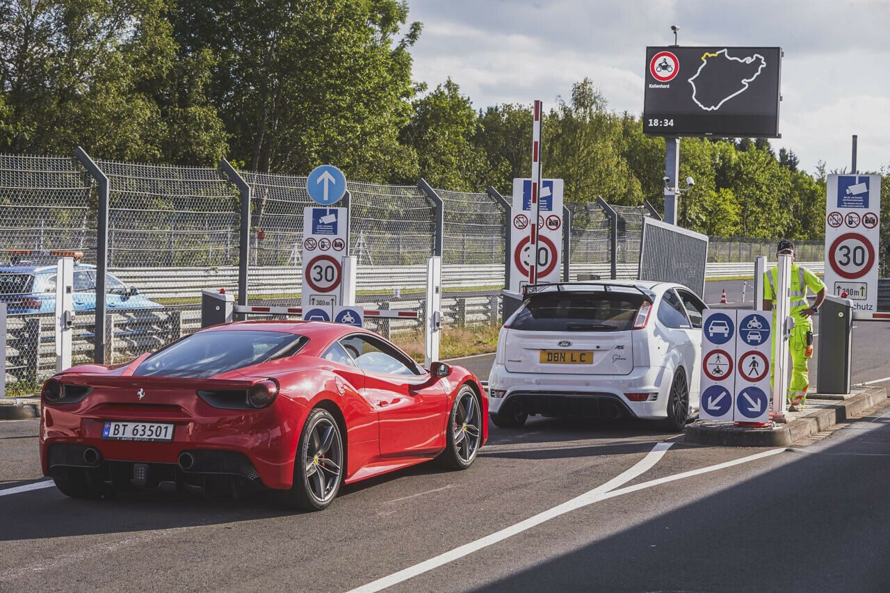 Das Ticket für eine Runde über die Nürburgring Nordschleife kostet von Montag bis Freitag 25 Euro, am Wochenende 30 Euro