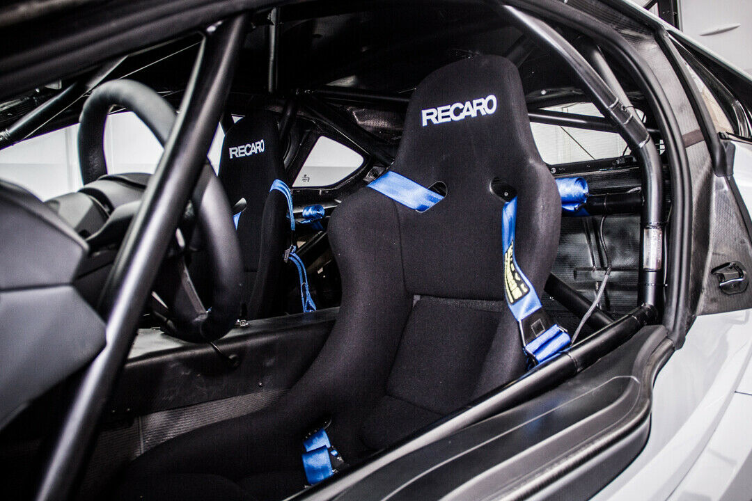 Der Rennkäfig ist von der FIA vorgeschrieben, ebenso wie der Ausbau aller Airbags