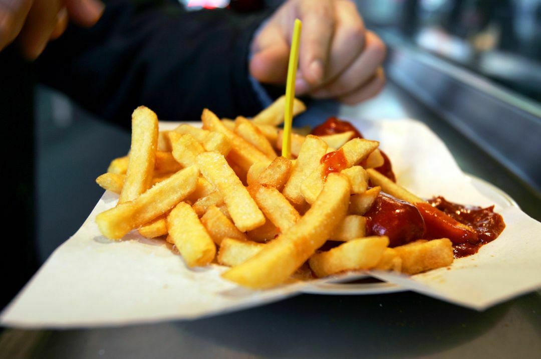 Bei diesem Anblick wird so mancher Hungrige schwach. Doch deswegen mehrere Autos rammen und trotz eines Unfalls einfach weiter zum Restaurant laufen?