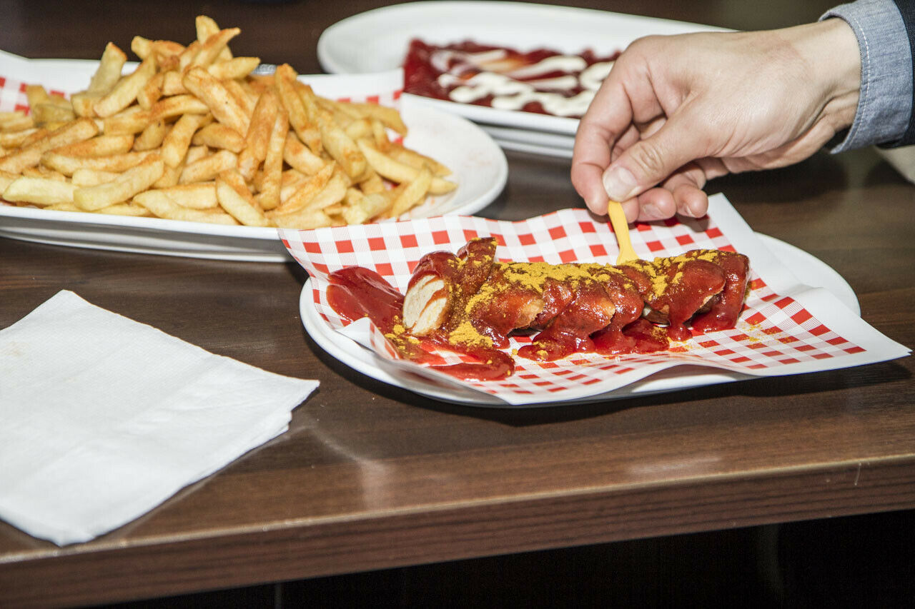 In der Imbissbude lauten die wichtigsten Fragen: Mit oder ohne Darm? Mayo oder Ketchup?
