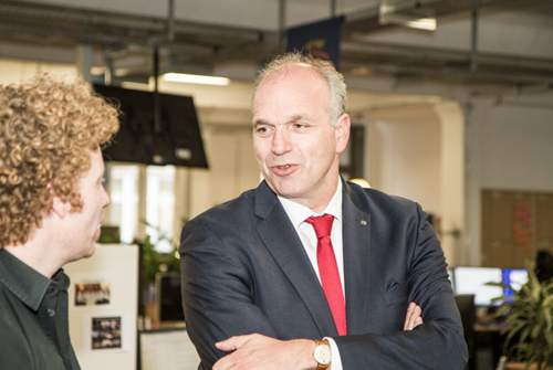 Jürgen Stackmann (noch mit Krawatte) im Gespräch mit Tom