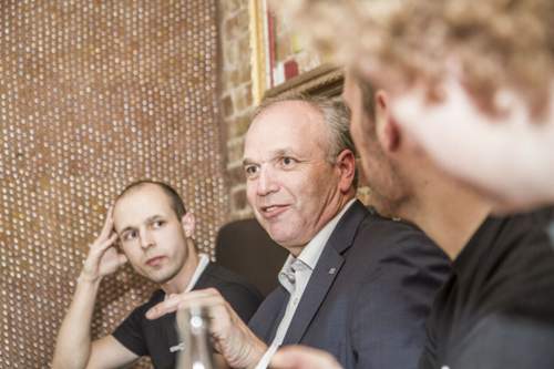 Jürgen Stackmann in einer Friedrichshainer Imbissbude