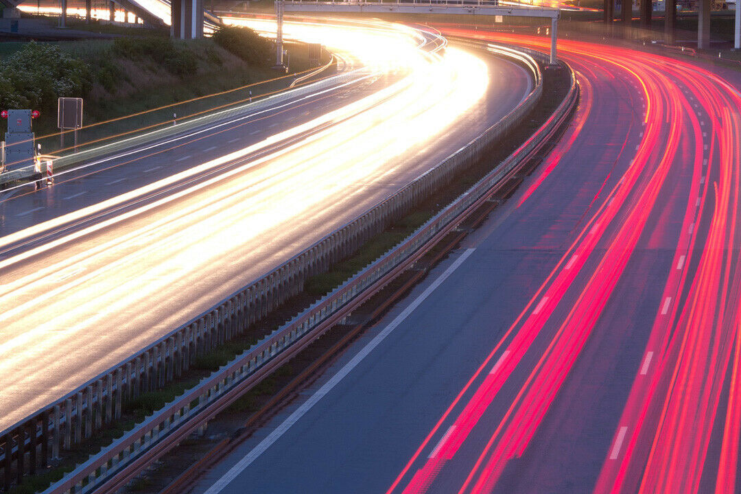 Fast 50 Prozent der Umfrageteilnehmer würden ihr Fahrverhalten von einer Blackbox der Kfz-Versicherer überwachen lassen. 43 Prozent lehnen dies ab