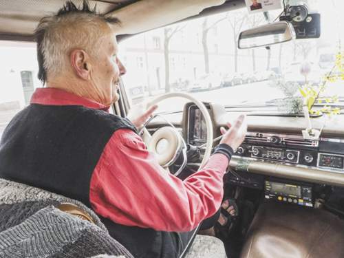 Barfuß-Sandalen, Irokesenschnitt: Zusammen mit seiner Heckflosse Nepomuk ist Taxifahrer Ralf Werner ein Berliner Original