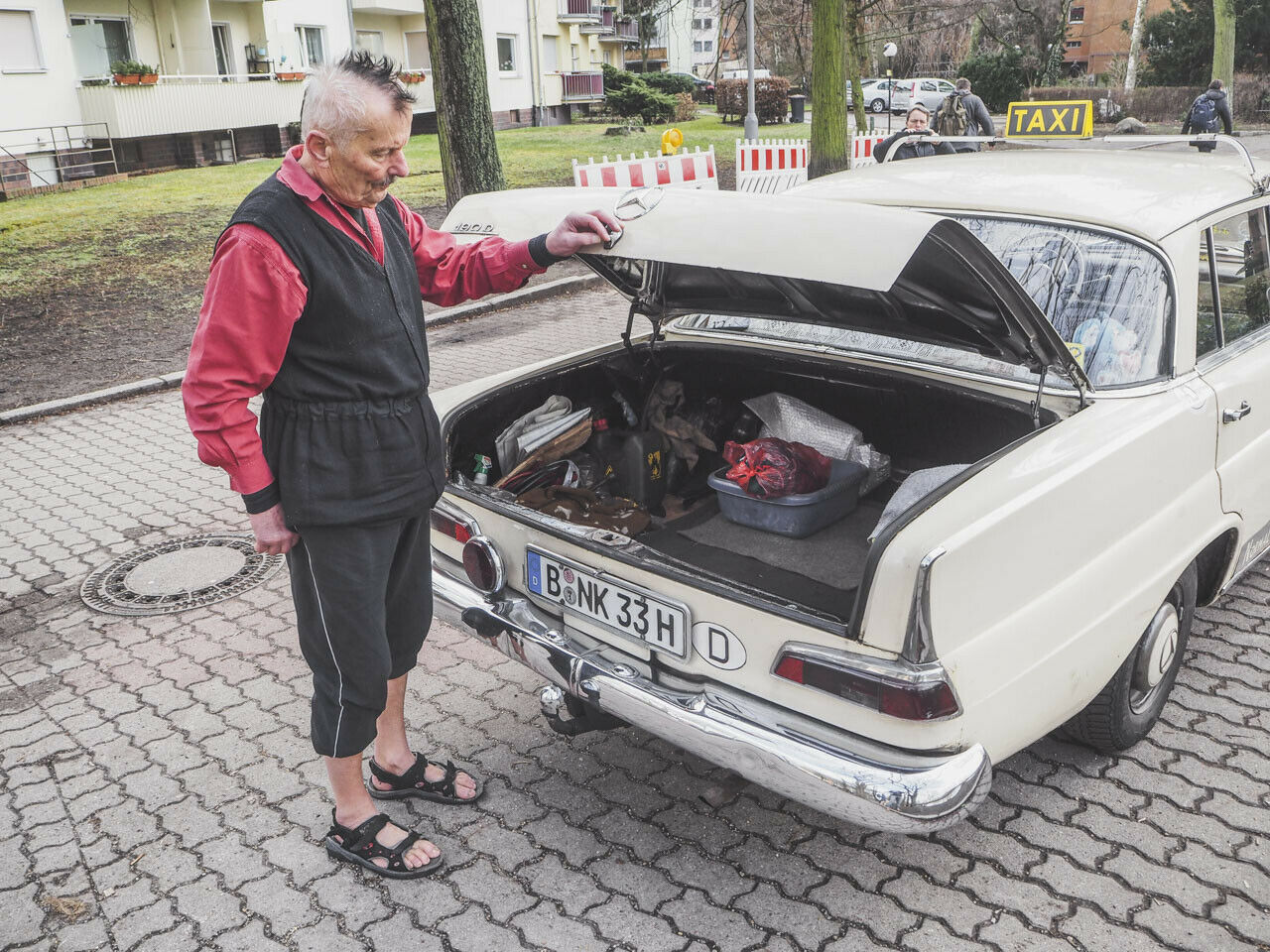 Im Sommer wird das Taxi zur Reiselimousine – dann fahren die Werners mit dem alten Daimler bis nach Kroatien