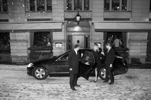 Stilvoll reisen: Mit einer schwarzen Limousine und Chauffeur.