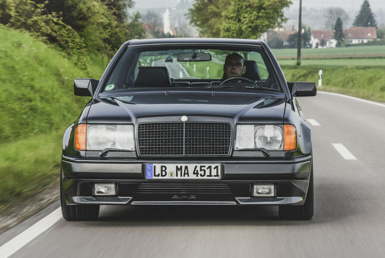 Rundum schwarz lackiert, auch am Grill: "The Hammer" erinnert ein bisschen an typisches 80er-Jahre-Tuning. Aber nur optisch