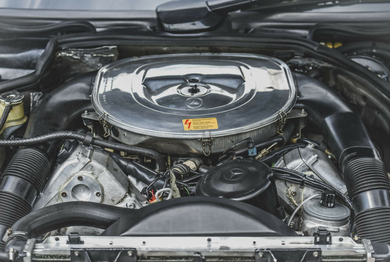 Ein 6,0-Liter-V8 mit 350 PS war 1988 im 124er neu, denn der E 500 kam erst 1990 auf den Markt
