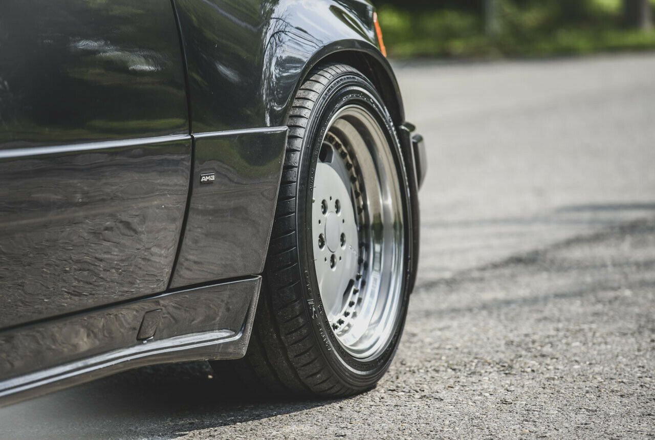 AMG 300 CE 6.0 The Hammer: Die Mischbereifung überträgt jede Bodenwelle nach innen