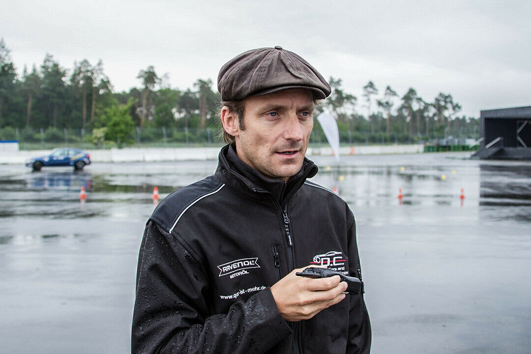 Rennfahrer Tim Schrick unterstützt Werner Gusenbauer bei seinen Drift-Trainings