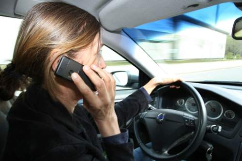 Wer mit dem Handy am Ohr Auto fährt, gefährdet sich und andere