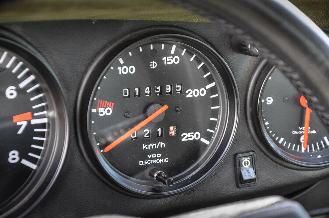Der Tacho des Porsche 911 Turbo: bei 250 km/h war Schluss